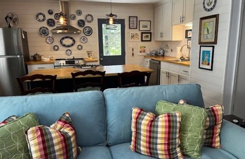 Hartwell Cabaña | Peaceful Fall Get-A-Way on the Lake