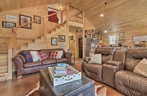 Heflin Cabina | ¡NUEVO! Elegante cabaña de Heflin con vistas al estanque y loft de juegos