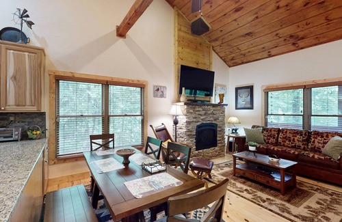 Warne Cabina | Peaceful, family-friendly retreat w/nearby forests & golf course