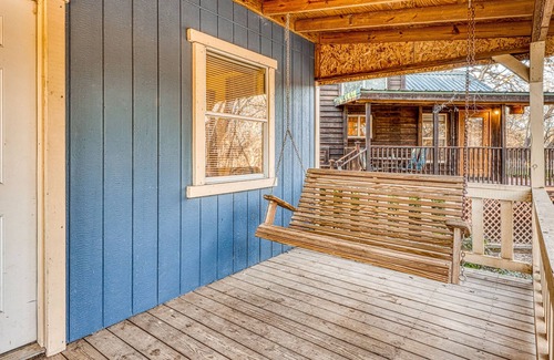 Fredericksburg Cabina | Cabina pacífica y familiar con área de juegos para niños, hoguera y bañera de hidromasaje compartida.