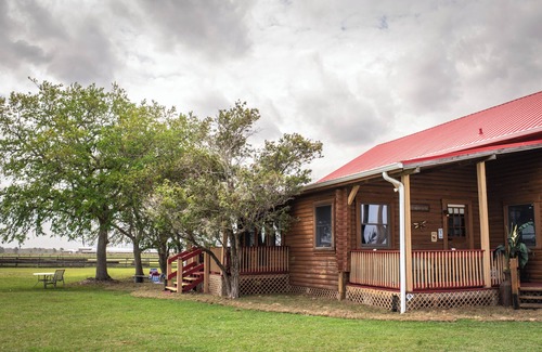 Okeechobee Cabina | Peaceful Farm Cabin Getaway, 2BR w/ WiFi, AC & Sunrise Views