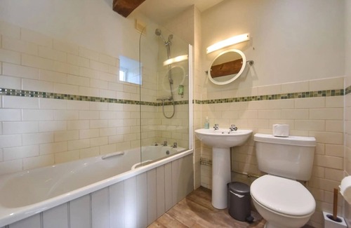 Alsop en le Dale Cabaña | Peaceful Farm Cottage in the Peak District, close to walking trails.