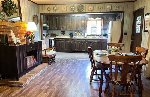 Moss Casa | Peaceful Farmhouse Retreat — Close to Downtown Laurel