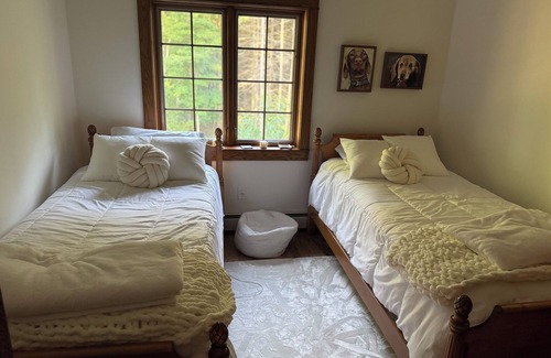 Bangor Otro | Peaceful Farmhouse outside of South Haven - 2 bedrooms.