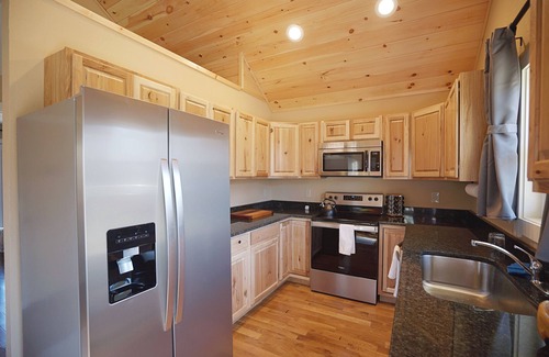 Andrews Cabina | Peaceful, fully-stocked creekside cabin nestled in the Blue Ridge Mountains