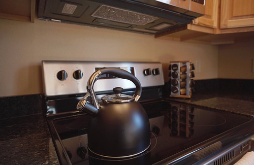 Andrews Cabina | Peaceful, fully-stocked creekside cabin nestled in the Blue Ridge Mountains