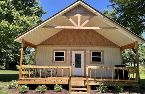 Andrews Cabina | Peaceful, fully-stocked creekside cabin nestled in the Blue Ridge Mountains