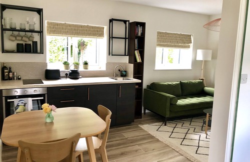 Goring Apartamento | Peaceful garden retreat in stunning, popular countryside village.