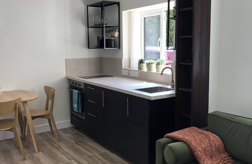 Goring Apartamento | Peaceful garden retreat in stunning, popular countryside village.