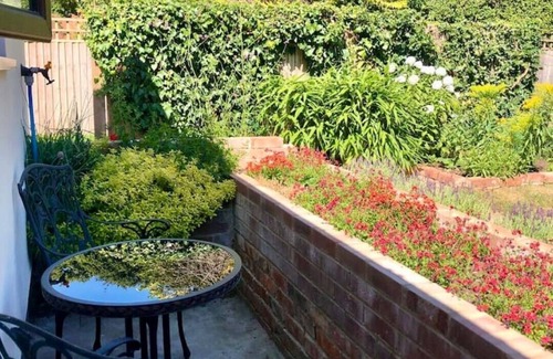 Goring Apartamento | Peaceful garden retreat in stunning, popular countryside village.