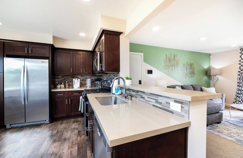 Thousand Oaks Apartamento | Peaceful & Gated 2 King Bd 2 Bth, 1 Gig WiFi near CLU, FSAC & Proactive Sports