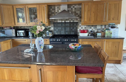 Warfield Casa | Peaceful gated retreat with a beautiful garden minutes from Ascot and Windsor.