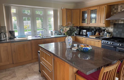 Warfield Casa | Peaceful gated retreat with a beautiful garden minutes from Ascot and Windsor.