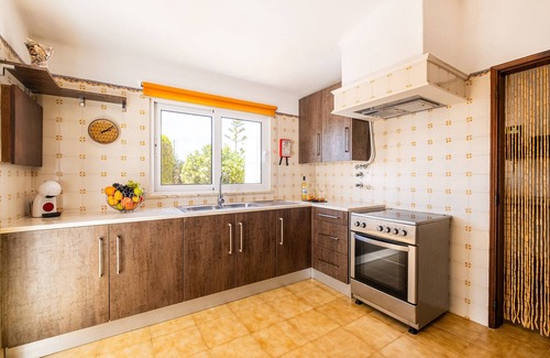 Monte Raposo Villa | CHARMING COUNTRYSIDE VILLA, 2 BEDROOMS, FREE WI-FI, A/C, STUNNING GARDEN & VIEWS