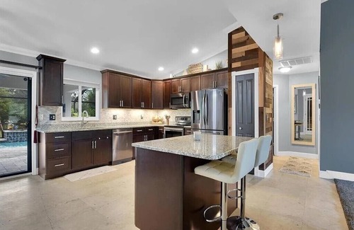 Parkdale Casa | Peaceful Getaway 3-bedroom with chef's kitchen, heated pool and hot tub