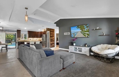 Parkdale Casa | Peaceful Getaway 3-bedroom with chef's kitchen, heated pool and hot tub