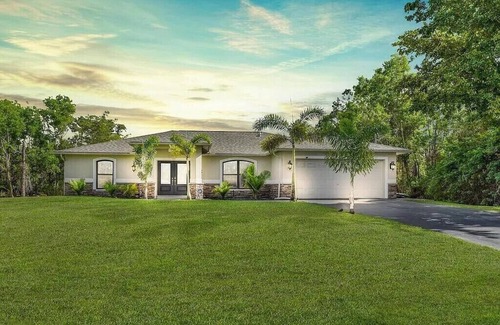 Parkdale Casa | Peaceful Getaway 3-bedroom with chef's kitchen, heated pool and hot tub