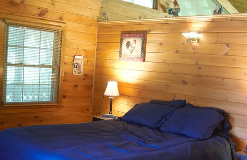 Ferguson Cabina | Peaceful getaway by a cozy mountain creek.