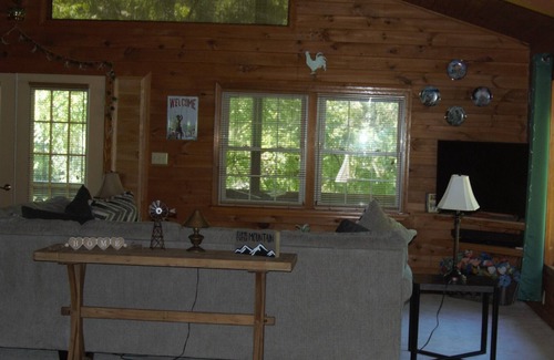 Ferguson Cabina | Peaceful getaway by a cozy mountain creek.