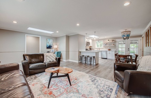 Westgate Casa | Peaceful Getaway in Desirable Edmonds Near Seattle. ADA accessible.