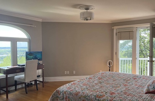 Grenville-sur-la-Rouge Casa | Peaceful Getaway in Nature with Private Forest & Lake