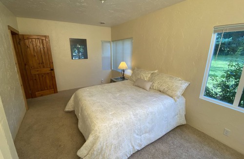 Rimrock Casa | Peaceful half acre rimview retreat.