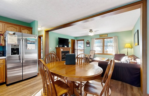 Swanton Cabina | Peaceful hideaway with large yard, hot tub, grill, firepit, smart TVs, & AC
