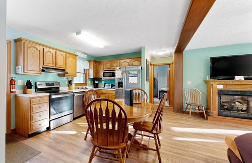 Swanton Cabina | Peaceful hideaway with large yard, hot tub, grill, firepit, smart TVs, & AC