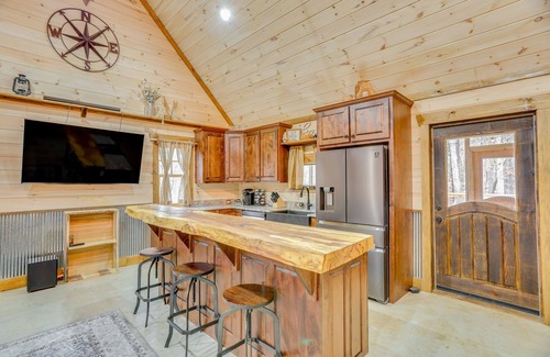 Rising Fawn Cabina | Peaceful Hiker's Hideaway w/ Deck on 1 Acre!