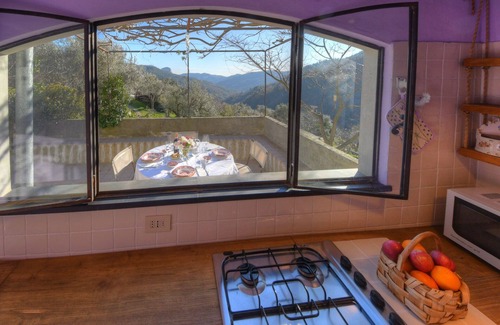 Calice Ligure Apartamento | "Peaceful Holiday Home with Garden, Sea View and Historic Roses"
