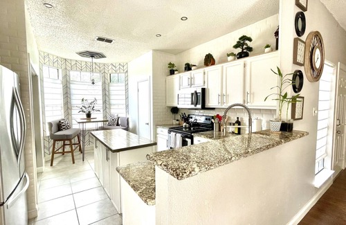 North San Antonio - SAT Casa | Peaceful Home ~ 30’ private koi pond ~ Extended Stays