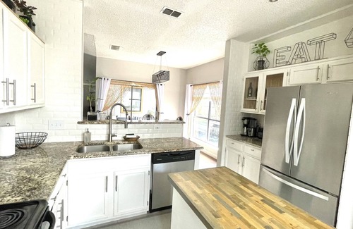 North San Antonio - SAT Casa | Peaceful Home ~ 30’ private koi pond ~ Extended Stays