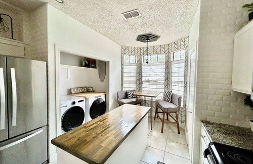 North San Antonio - SAT Casa | Peaceful Home ~ 30’ private koi pond ~ Extended Stays