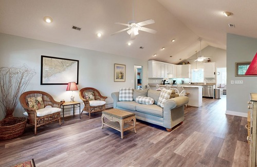 Edisto Island Casa | Peaceful home close to the beach with large yard, porch, W/D, & AC