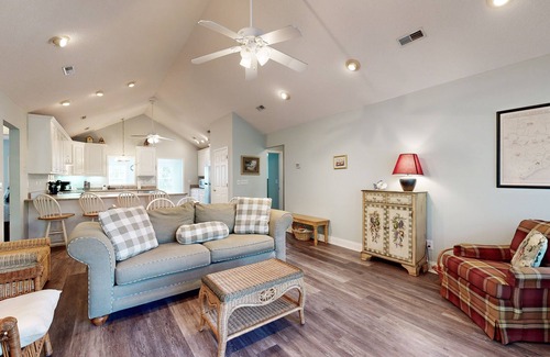 Edisto Island Casa | Peaceful home close to the beach with large yard, porch, W/D, & AC