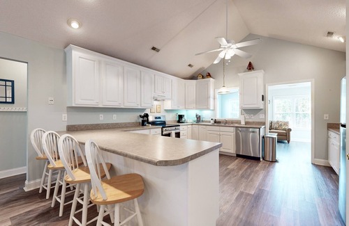 Edisto Island Casa | Peaceful home close to the beach with large yard, porch, W/D, & AC