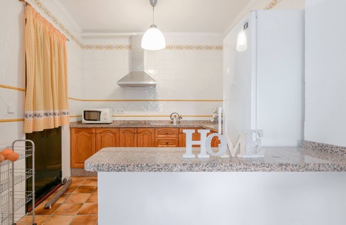 Sayalonga Casa | Tranquila casa Cortijo La Rijana con piscina, estupendas vistas, terraza, Wi-Fi