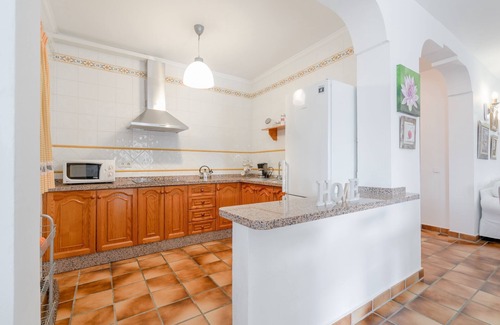 Sayalonga Casa | Tranquila casa Cortijo La Rijana con piscina, estupendas vistas, terraza, Wi-Fi