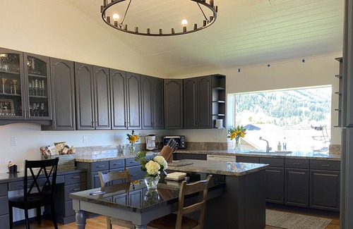 Jackson Casa | Peaceful Home, Minutes to Town Square, Mountains and Hiking Right from Your Door