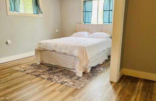 Deedsville Casa | Peaceful home right on the lake!