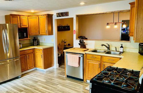 Deedsville Casa | Peaceful home right on the lake!