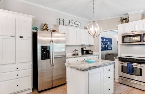 Mauston Casa | Peaceful home w/ 3 seasons clubhouse - 1/2 mile from Castle Rock Lake, 2 dogs OK
