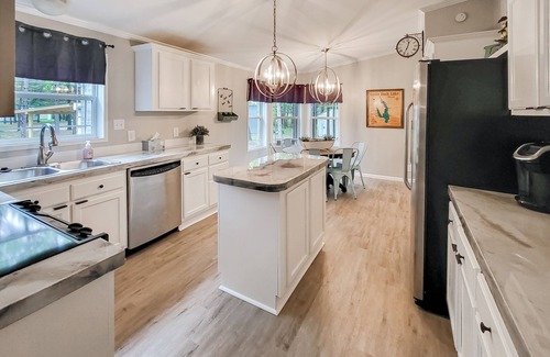 Mauston Casa | Peaceful home w/ 3 seasons clubhouse - 1/2 mile from Castle Rock Lake, 2 dogs OK