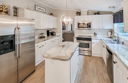 Mauston Casa | Peaceful home w/ 3 seasons clubhouse - 1/2 mile from Castle Rock Lake, 2 dogs OK