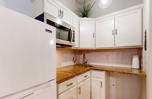 Naples Apartamento | Peaceful hotel-style studio with game room, pool, sauna, tennis, BBQ area, gym