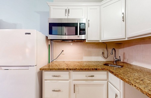 Naples Apartamento | Peaceful hotel-style studio with game room, pool, sauna, tennis, BBQ area, gym
