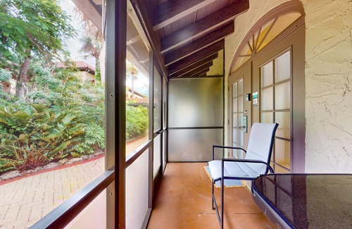 Naples Apartamento | Peaceful hotel-style studio with game room, pool, sauna, tennis, BBQ area, gym