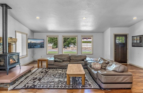 Southwest Bend Casa | Peaceful & idyllic Bend garden home 1.5 miles from the Old Mill!