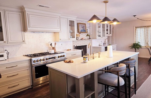 Bloomfield Hills Casa | Peaceful lake house. Finely renovated. Chef's kitchen. Near downtown birmingham.