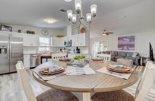 Del Mar Cabaña | Peaceful Lady Lake Home w/ Screened-in Porch!